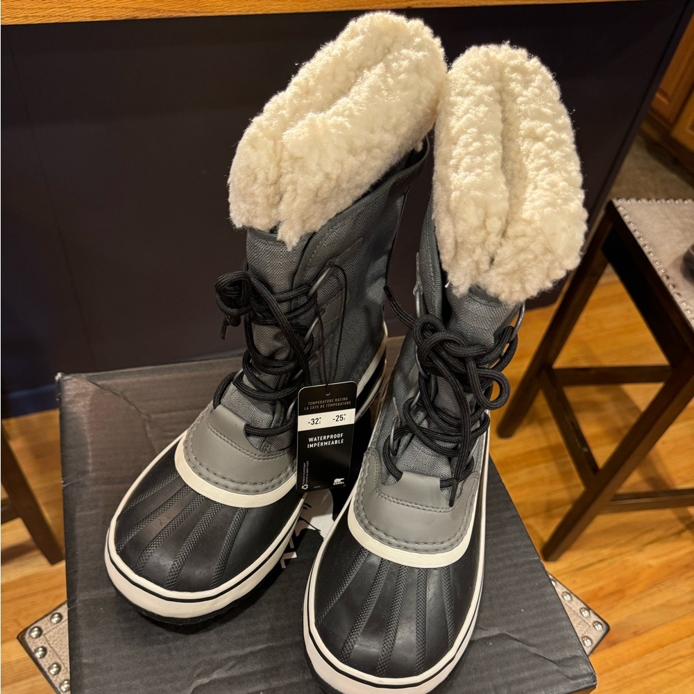 Sorel Winter Carnival boots - New in box- Size 8.5